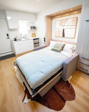 1 bedroom, WiFi, bed sheets - Charming bungalow in trendy West Adams with private tranquil outdoor space (Los Angeles)