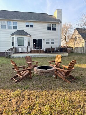 Terrace/patio - 4-bedroom house in lovely Sneads Ferry with community dock, 10 minutes to beach (Sneads Ferry)