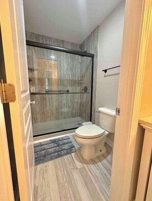 Shower, hair dryer, towels, soap - 4-bedroom house in lovely Sneads Ferry with community dock, 10 minutes to beach (Sneads Ferry)