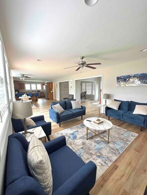 TV - 4-bedroom house in lovely Sneads Ferry with community dock, 10 minutes to beach (Sneads Ferry)