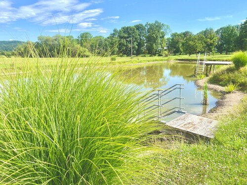 Romantic vacation apartment with large garden - 2 min. from private natural swimming lake