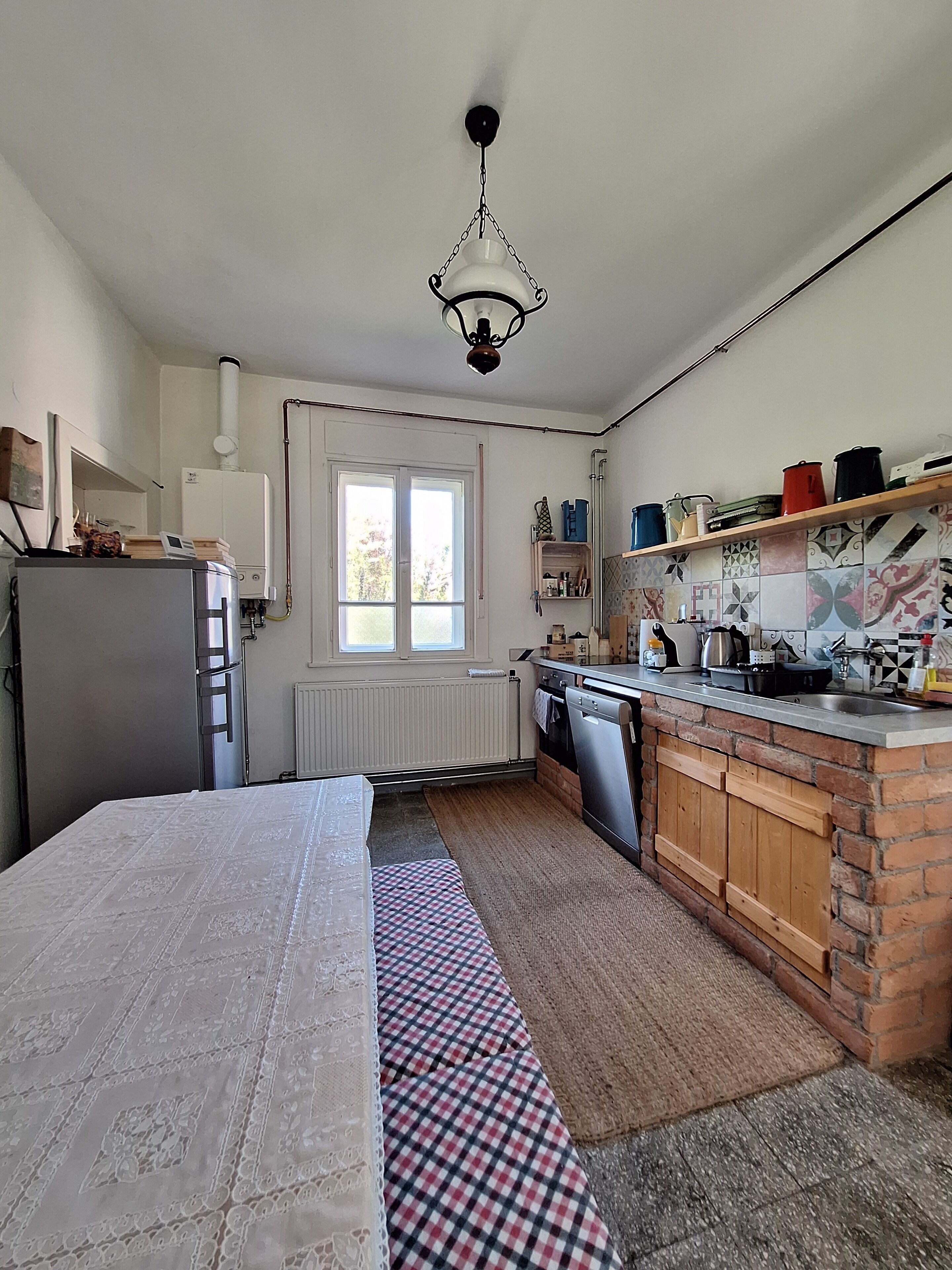 Fridge, stovetop, dishwasher, coffee/tea maker