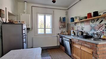 Fridge, stovetop, dishwasher, coffee/tea maker
