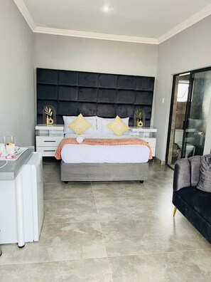 Deluxe Double Room | Desk, laptop workspace, blackout drapes, iron/ironing board - Dzire Guesthouse (Thohoyandou)