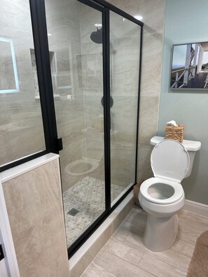 Douche, sèche-cheveux, serviettes fournies, savon