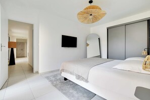 1 chambre, bureau, fer et planche à repasser, accès Internet