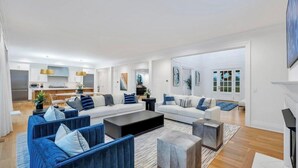 Ein modernes Wohnzimmer mit einer Sofagarnitur, einem Couchtisch und einem Kamin.