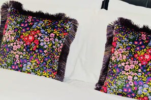 Two square pillows with a floral pattern and black fringe. - Stylish & Compact Central MK 1-Bed Walk to Station | Business Ready Free Parking (Oldbrook)