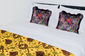 Room - Stylish CMK Entire Place Walk to Station, Business Ready, Self Check-in, Parking (Oldbrook)