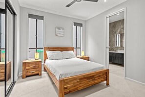 4 bedrooms, desk, iron/ironing board, Internet - Brand New Riverfront Home, Pool and Sunrise Views (Griffin)