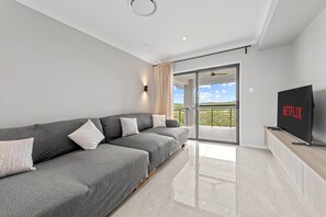 Smart TV, offices - Brand New Riverfront Home, Pool and Sunrise Views (Griffin)