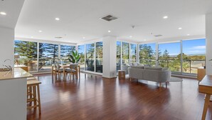 Smart TV - Stylish 2-Bed with Terrace, 3-min Walk to Beach (Glenelg)