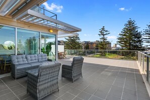 Terrace/patio - Stylish 2-Bed with Terrace, 3-min Walk to Beach (Glenelg)