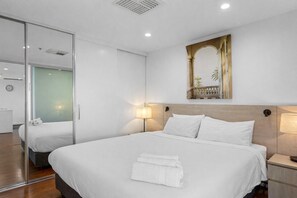 2 bedrooms, travel cot, Internet, bed sheets - Stylish 2-Bed with Terrace, 3-min Walk to Beach (Glenelg)
