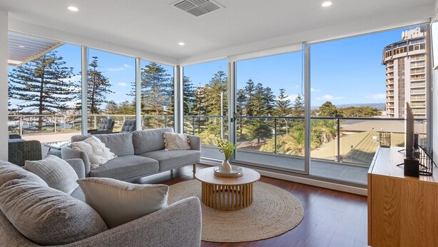 Smart TV - Stylish 2-Bed with Terrace, 3-min Walk to Beach (Glenelg)