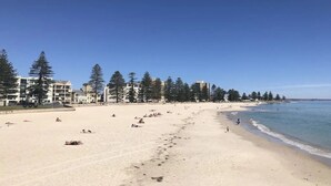 On the beach - Stylish 2-Bed with Terrace, 3-min Walk to Beach (Glenelg)