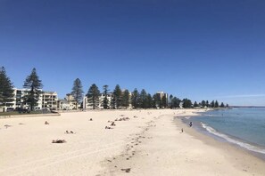 On the beach - Stylish 2-Bed with Terrace, 3-min Walk to Beach (Glenelg)