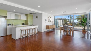 Coffee/tea maker, fridge, microwave, oven - Stylish 2-Bed with Terrace, 3-min Walk to Beach (Glenelg)
