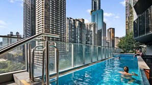 Pool - Modern Apartment with Stunning Views in Southbank (Southbank)