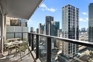 Outdoor dining - Modern Apartment with Stunning Views in Southbank (Southbank)