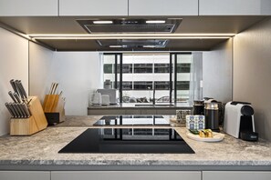 Réfrigérateur, micro-ondes, four, plaque de cuisson