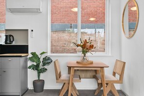 Dining - St Kilda Retreat Near Beach & Cafés (St Kilda)