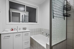 Hair dryer, towels - Comfortable Stay in Hoppers Crossing (Hoppers Crossing)