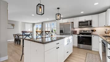 House, Multiple Beds, Hot Tub, Garden View (Berthoud Basecamp) | Private kitchen