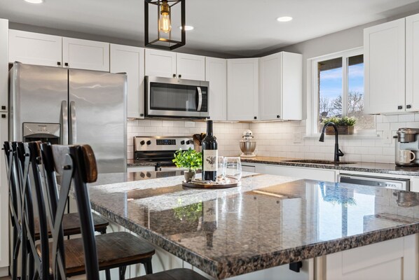 Talo, useita sänkyjä, poreamme, näköala puutarhaan (Berthoud Basecamp) | Yksityinen keittiö