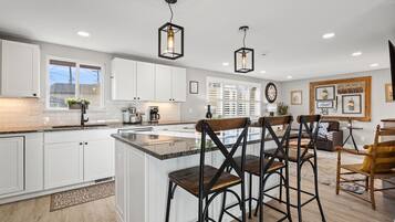 Nhà, nhiều giường, bồn tắm nước nóng, quang cảnh vườn (Berthoud Basecamp) | Nội thất