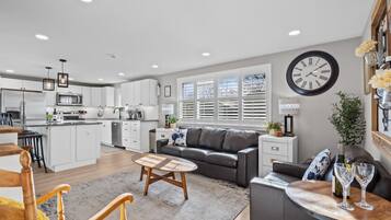 Huis, Meerdere bedden, bubbelbad, uitzicht op tuin (Berthoud Basecamp) | Woonruimte