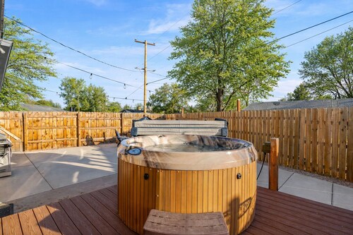 Berthoud Basecamp Private Hot Tub & Backyard Oasis