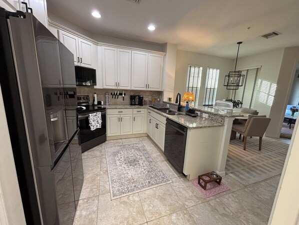 Private kitchen - Coastal design newer condo amenity rich Artesia 20 minutes to Naples & beaches (Naples)