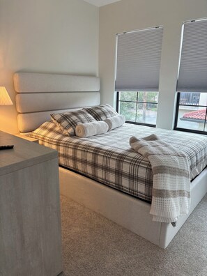 3 bedrooms, iron/ironing board, WiFi, bed sheets - Coastal design newer condo amenity rich Artesia 20 minutes to Naples & beaches (Naples)