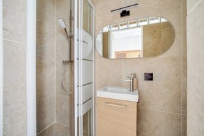 Bathroom - Modern Appt - 2BDR/ 4P - Bastille / Marais (Paris)