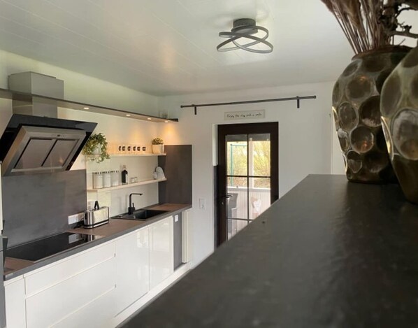 Fridge, oven, stovetop, dishwasher - Ferienhaus in Goennersdorf am Badesee (Gönnersdorf)