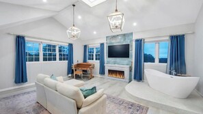 Smart TV, fireplace, ping pong, stereo - Less Than a Mile to Shinnecock Hills Golf Club 5BR/4.5BA, Heated Pool,... (Southampton)