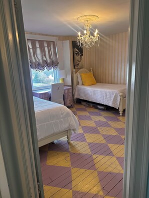 4 bedrooms, WiFi, bed sheets - Adorable French Country 4-bedroom house in Sewickley. (Sewickley)