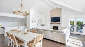 Interior - Timeless Southampton retreat with heated pool, and effortless... (Southampton)