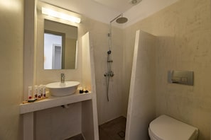 Hair dryer, slippers, towels, soap - Kasteli Luxury Rooms (Perissa)