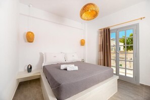 In-room safe, soundproofing, free WiFi, bed sheets - Kasteli Luxury Rooms (Perissa)