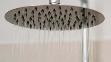 Suite, 2 Schlafzimmer, Balkon | Dusche mit Handbrause