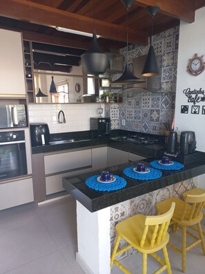 Private kitchen - Cozy house surrounded by nature, close to the beach and lagoon in Arraial do Cabo. (Arraial do Cabo)