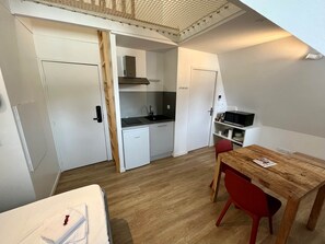 Dining - Le Mandragot: Studio No. 5 (BEDOUS)