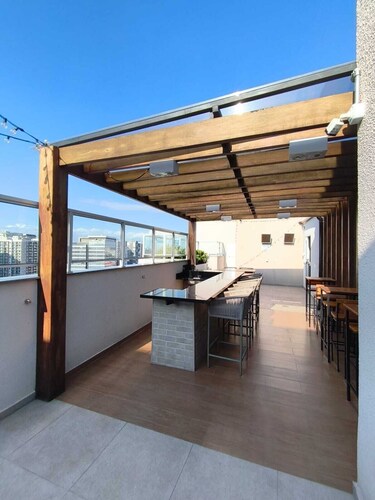Flat on a high floor with views of Cidade Nova, Copacabana (20 min), GIG, Lapa (5 min), and Maracanã.