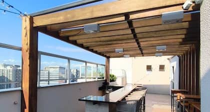 Flat on a high floor with views of Cidade Nova, Copacabana (20 min), GIG, Lapa (5 min), and Maracanã.