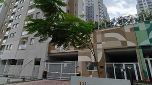 Un immeuble résidentiel de grande hauteur appelé Rio Wonder, avec une enseigne devant l’entrée.