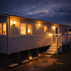 A single-story mobile home with a porch and a staircase leading to the entrance. - Stylish Coastal Caravan | Seton Sands | Sleeps 6 | Near Edinburgh (Port Seton)