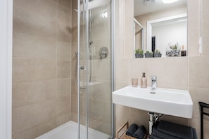 Shower, hair dryer, towels, soap - Enjoy Garden & Grill & Free parking & Aquapark (Hlavní město Praha)