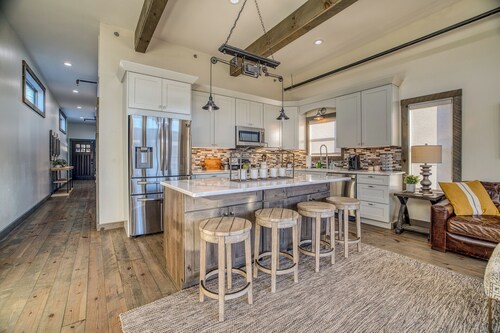 Middle of Main Street LOFT
Downtown Blue Ridge
2 Master Suites